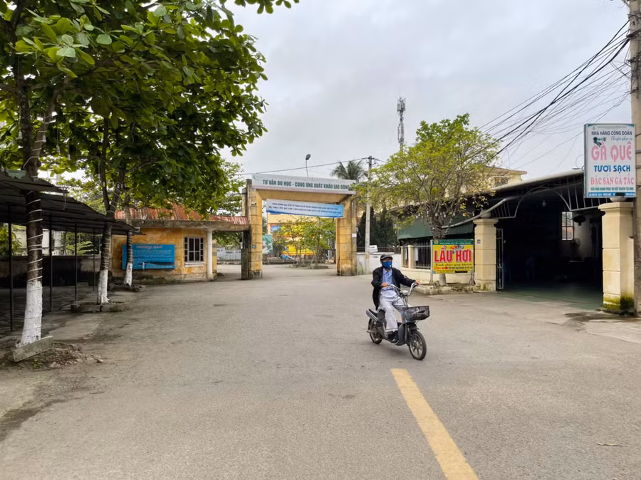 Cánh cổng này nằm trong khuôn viên của một đơn vị tư vấn du học