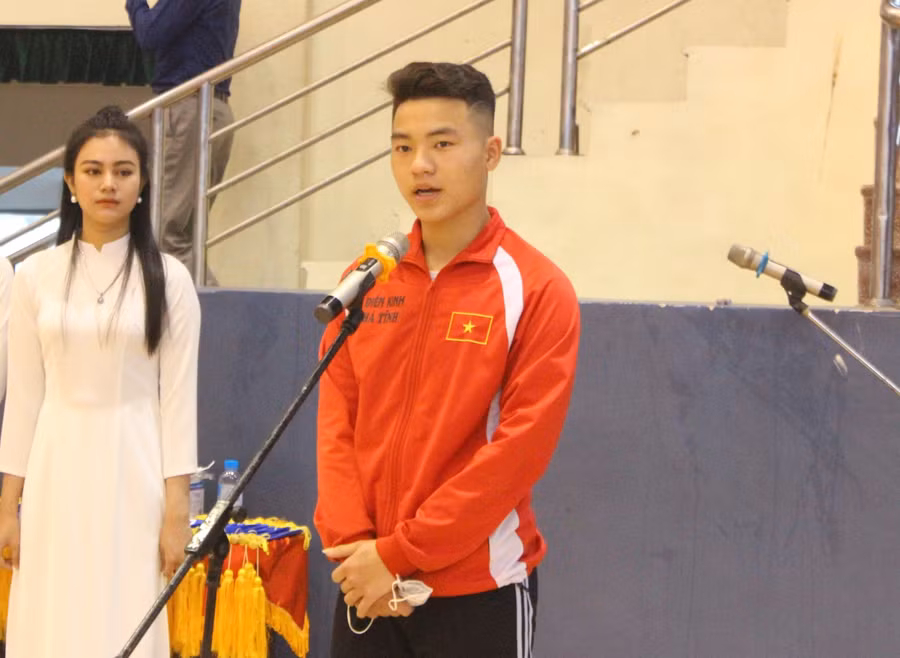 Vận động viên Trần Hữu Đàng (THPT Thành Sen) và trọng tài Hồ Anh Bảo, đại diện cho VĐV và tổ trọng tài điều khiển các trận thi đấu đọc tuyên thệ đã tuyên thệ tại lễ khai mạc.