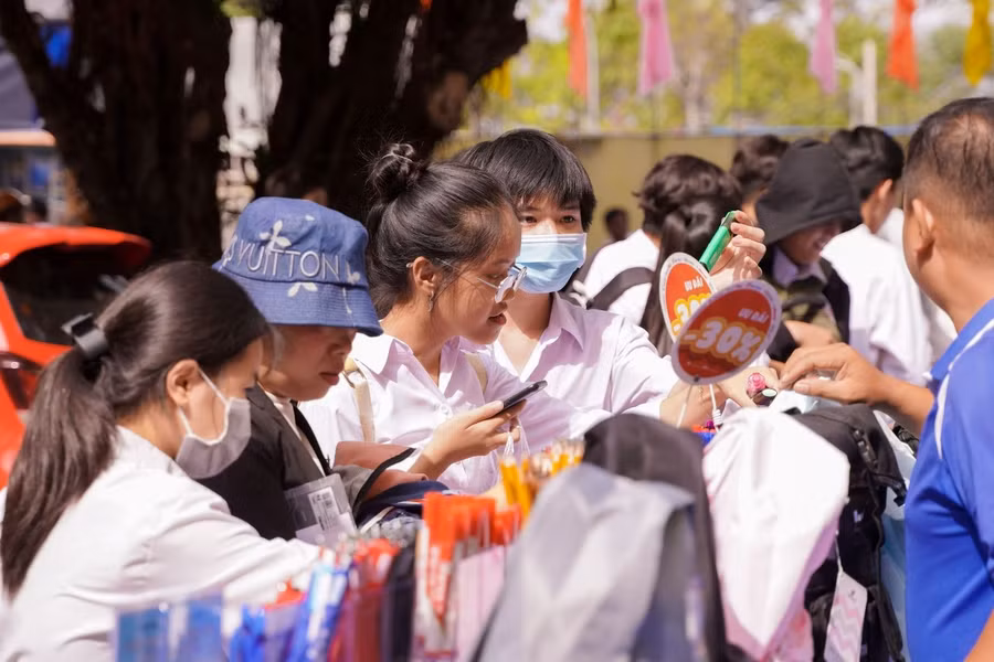 Rất nhiều hoạt động hấp dẫn được thiết kế trong chương trình như: Trò chơi đồng đội, check-in nhận quà tặng, tham quan trải nghiệm các sản phẩm từ nhãn hàng Casio, Pilot, Văn phòng phẩm BITEX. Rất nhiều hoạt động hấp dẫn được thiết kế trong chương trình như: Trò chơi đồng đội, check-in nhận quà tặng, tham quan trải nghiệm các sản phẩm từ nhãn hàng Casio, Pilot, Văn phòng phẩm BITEX.