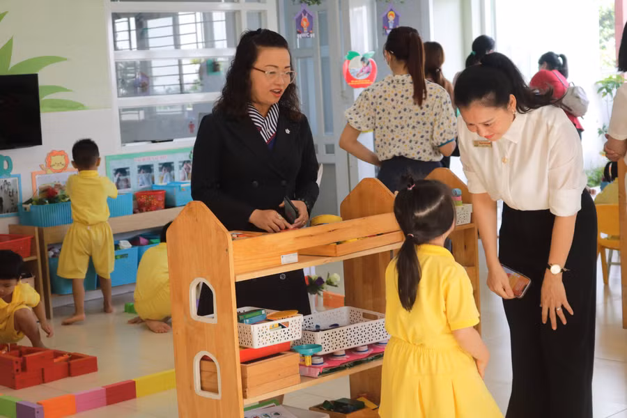 Suốt những năm công tác tại Trường mầm non Phú Mỹ, cô Hạnh luôn nỗ lực để xây dựng một môi trường học tập hạnh phúc. Suốt những năm công tác tại Trường mầm non Phú Mỹ, cô Hạnh luôn nỗ lực để xây dựng một môi trường học tập hạnh phúc.