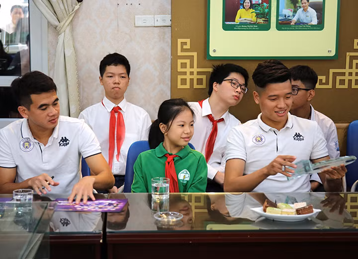 Sau những thành công liên tiếp trong các giải đấu trong nước và quốc tế, dàn "sao" của CLB Bóng đá Hà Nội như: Văn Quyết, Quang Hải, Đức Huy, Duy Mạnh... ngày càng thu hút được sự yêu mến của người hâm mộ, đặc biệt là các bạn trẻ. Sau những thành công liên tiếp trong các giải đấu trong nước và quốc tế, dàn "sao" của CLB Bóng đá Hà Nội như: Văn Quyết, Quang Hải, Đức Huy, Duy Mạnh... ngày càng thu hút được sự yêu mến của người hâm mộ, đặc biệt là các bạn trẻ.