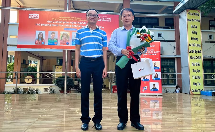 Thạc sỹ Phạm Công Nhật - đại diện DOL IELTS Đình Lực gửi tặng món quà tới BGH trường THPT Nguyễn Hữu Huân. Thạc sỹ Phạm Công Nhật - đại diện DOL IELTS Đình Lực gửi tặng món quà tới BGH trường THPT Nguyễn Hữu Huân.