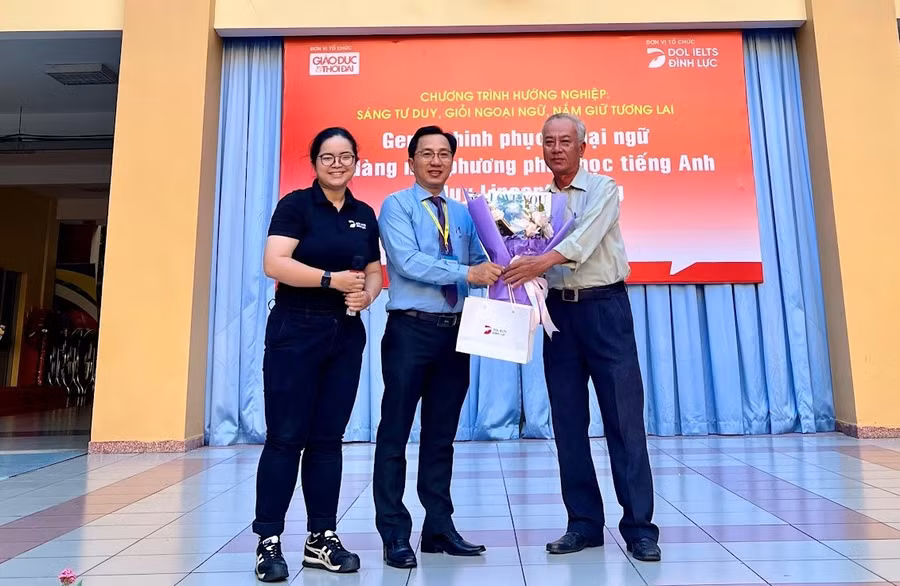 Đại diện DOL IELTS Đình Lực tặng quà Trường THPT Tây Thạnh.