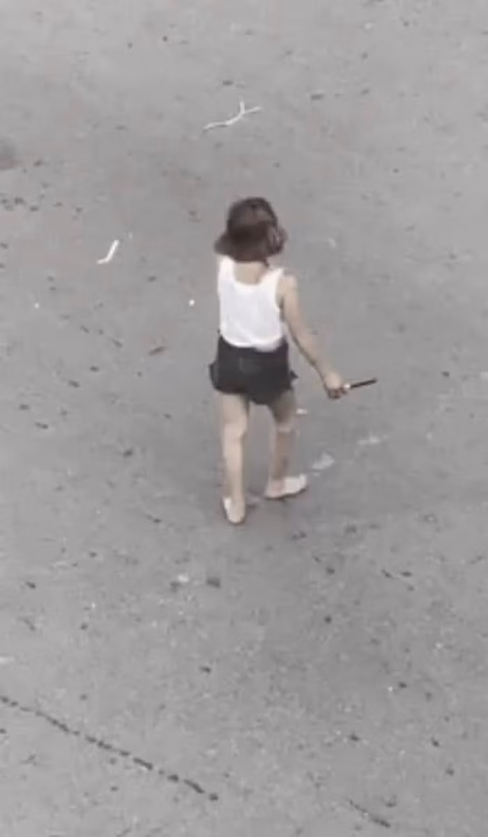 Cô gái có biểu hiện ngáo đá tại giao lộ quận 3.