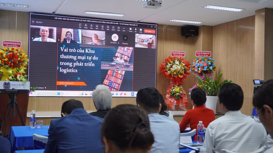 Ông Trần Thanh Hải, Phó Cục trưởng Cục Xuất Nhập khẩu - Bộ Công thương, báo cáo về “Vai trò của khu mậu dịch tự do đối với phát triển trung tâm logistics và hệ thống cảng biển Cái Mép – Thị Vải” (trực tuyến ngoài cùng bên trái).