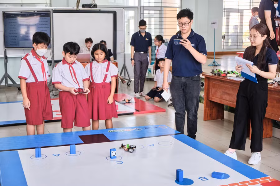 Học sinh điều khiển robot thực hiện nhiệm vụ trên sa bàn.
