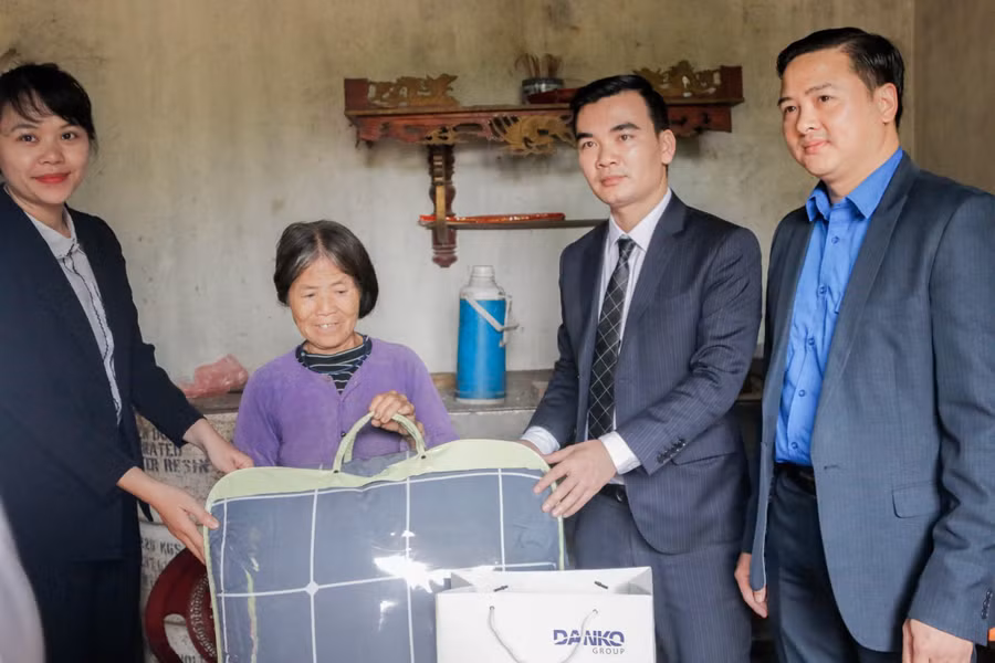 Đoàn thiện nguyện đến thăm và tặng quà cho gia đình khó khăn Đoàn thiện nguyện đến thăm và tặng quà cho gia đình khó khăn