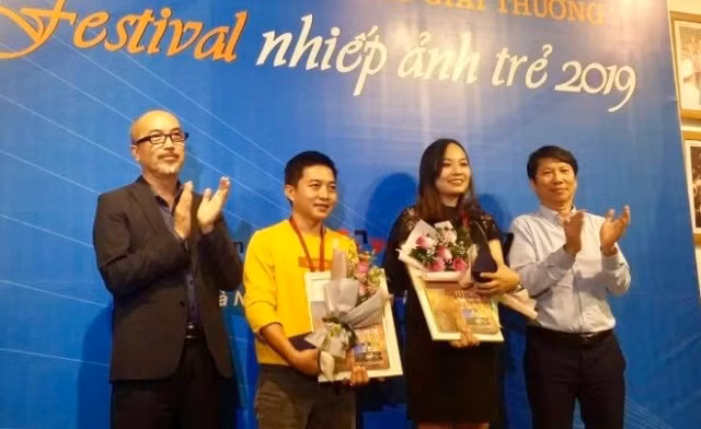 BTC trao huy chương vàng và chúc mừng hai tác giả.