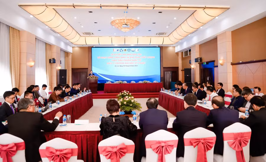 Toàn cảnh buổi ký kết hợp tác về hoạt động kiểm định và đảm bảo chất lượng theo tiêu chuẩn quốc tế.
