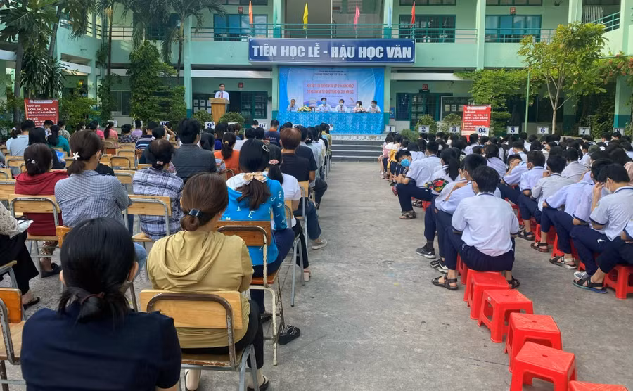 Trường THCS An Lạc tổ chức tư vấn hướng nghiệp cho phụ huynh và học sinh.