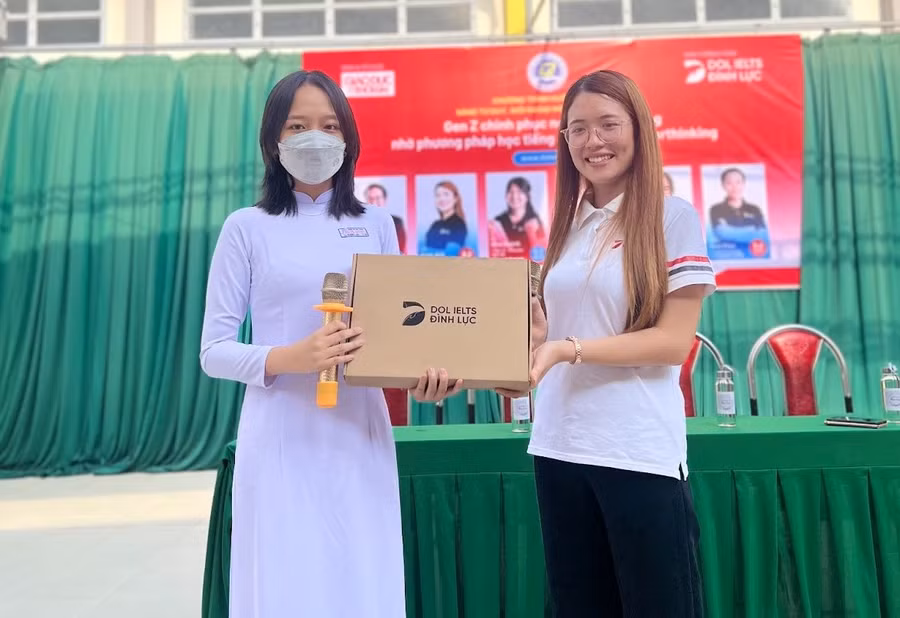 Phần quà từ DOL IELTS Đình Lực được gửi đến các bạn học sinh THPT Phước Long.