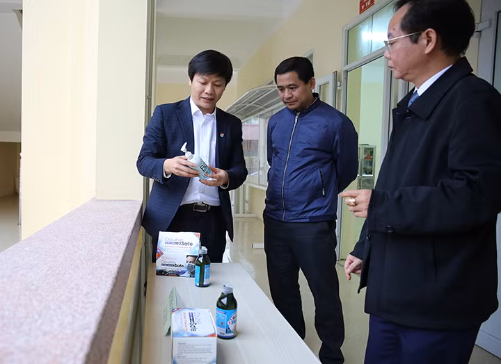 Đoàn công tác của Bộ Giáo dục và Đào tạo đặc biệt chú ý đến công tác vệ sinh trường lớp, phòng học trong thời điểm virus Corona đang lan rộng.