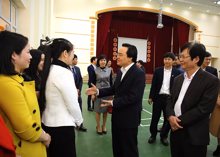 Cũng trong ngày làm việc, Bộ trưởng Phùng Xuân Nhạ đã kiểm tra công tác chuẩn bị tổ chức Hội khoẻ Phù Đổng lần thứ X sắp diễn ra tại Nam Định.