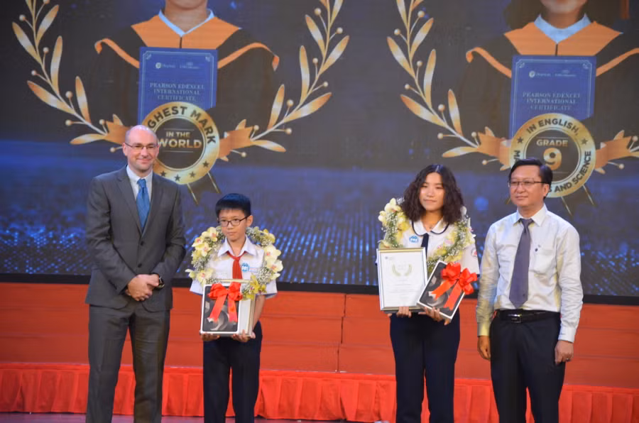 Trao chứng chỉ và phần thưởng cho hai thí sinh xuất sắc nhất.