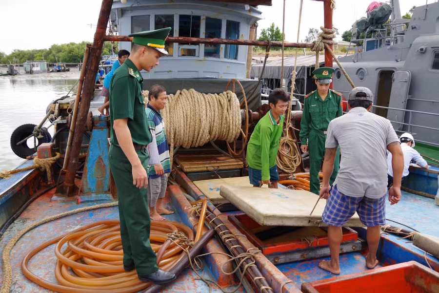 Lực lượng chức năng tiến hành kiểm tra phương tiện và hàng hóa trên tàu Hương Mai.