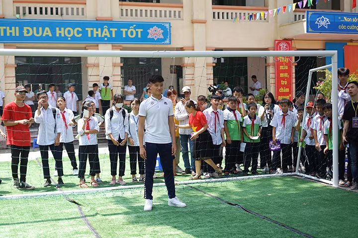 Thủ thành Phí Minh Long trổ tài trong khung gỗ được dựng lên ngay tại sân trường THCS Phù Đổng.