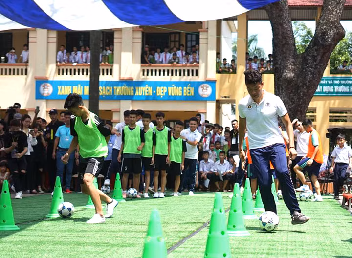 Địa điểm đầu tiên được lựa chọn là THCS Phù Đổng, bởi hình tượng Phù Đổng Thiên Vương là biểu tượng của tinh thần kiên cường bất khuất, lòng yêu nước và sự đoàn kết gắn bó của dân tộc Việt Nam.