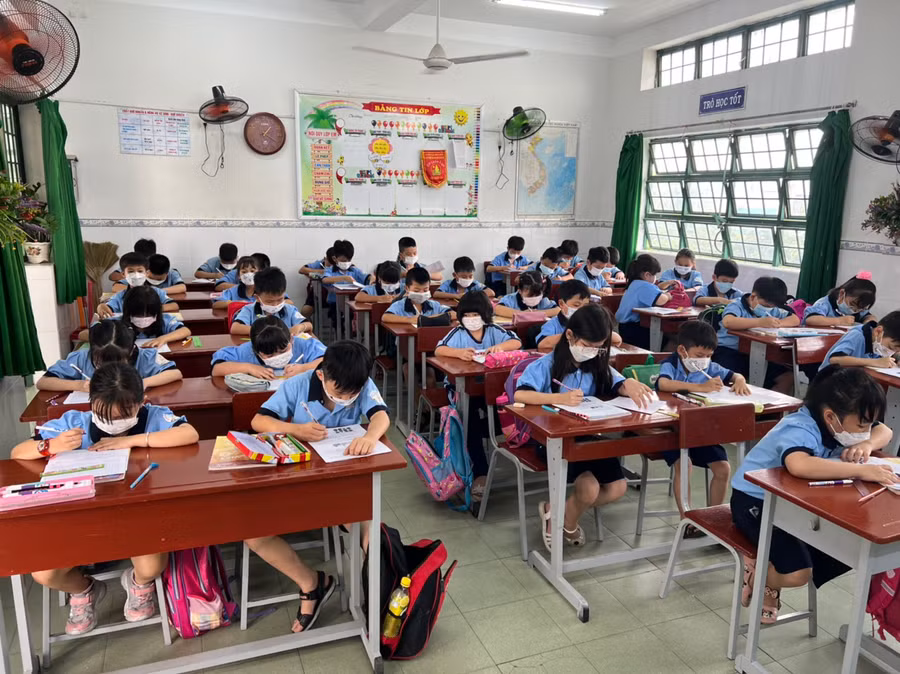 Học sinh lớp 2, Trường Tiểu học Phạm Văn Hai trong ngày kiểm tra đầu tiên.