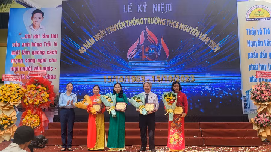 Tri ân các thế hệ lãnh đạo của nhà trường.