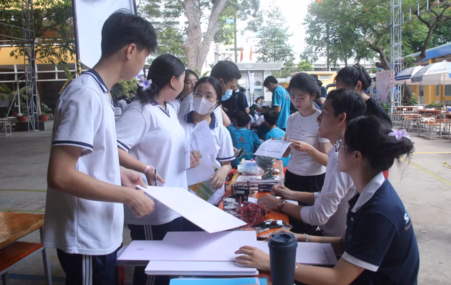 Học sinh hào hứng trải nghiệm tại các trạm.