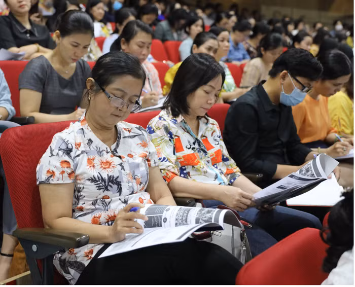 Đông đảo lãnh đạo các phòng giáo dục, thầy cô tham dự buổi tập huấn