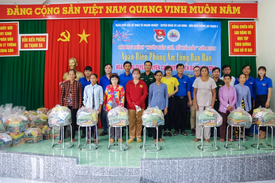Tặng quà cho các hộ gia đình chính sách và hộ nghèo trên địa bàn xã An Thạnh 3 và An Thạnh Nam, huyện Cù Lao Dung.