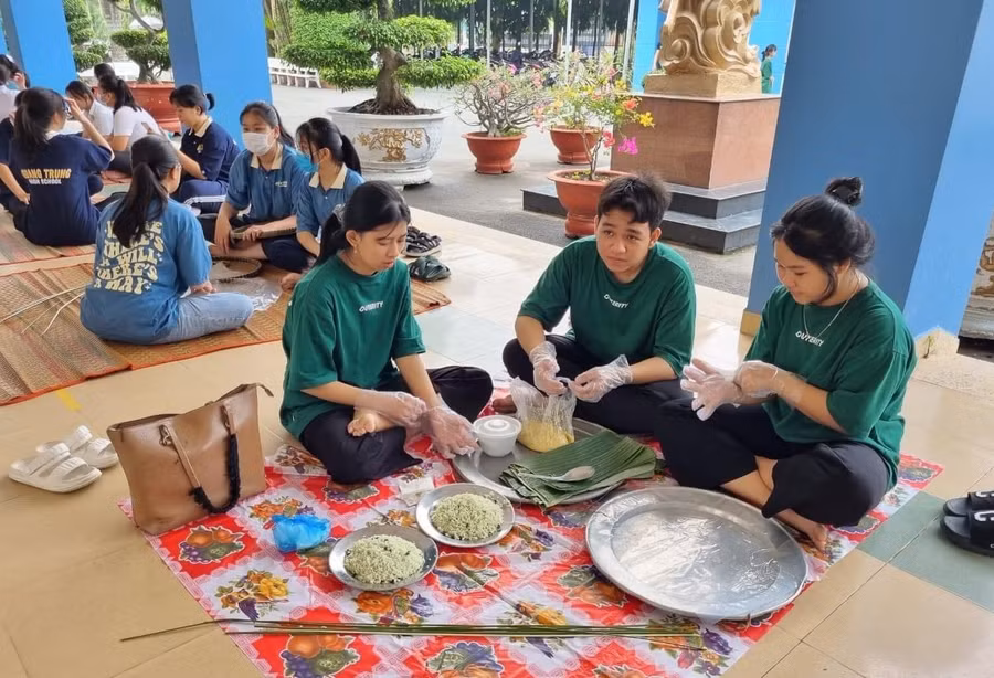 Học sinh Trường THPT Quang Trung (huyện Củ Chi) tham gia Hội thi gói bánh tét ngày Tết.