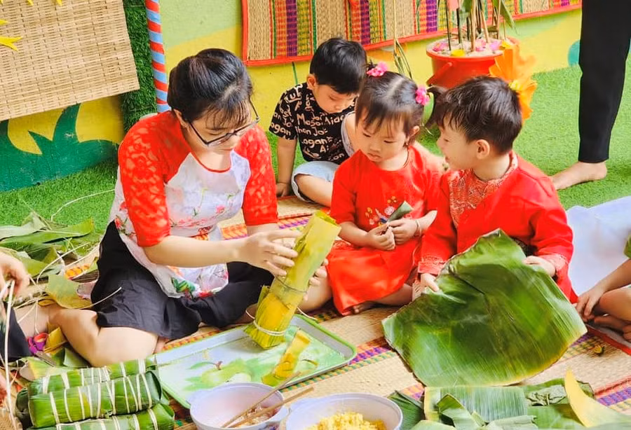 Giáo viên và trẻ Trường mầm non 19 Tháng 5 (quận 12) gói bánh chưng, bánh tét ngày Tết.