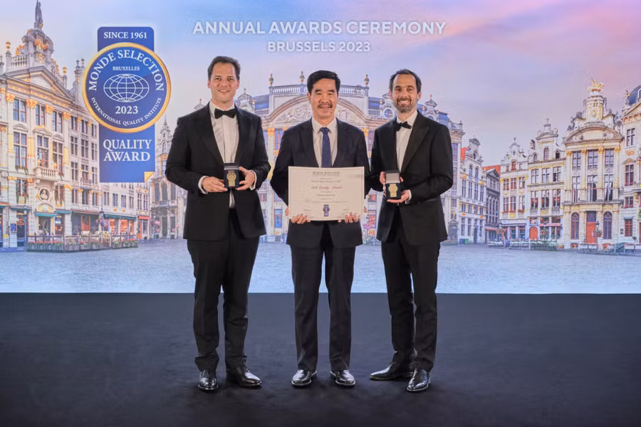 Ông Nguyễn Quốc Khánh, Giám đốc điều hành Nghiên cứu &amp; Phát triển đại diện Vinamilk, nhận 2 giải Vàng về Chất lượng từ tổ chức Monde Selection.
