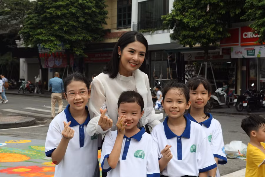 Hoa hậu Ngọc Hân cùng 50 em nhỏ vẽ bức tranh “Xe đạp khổng lồ”
