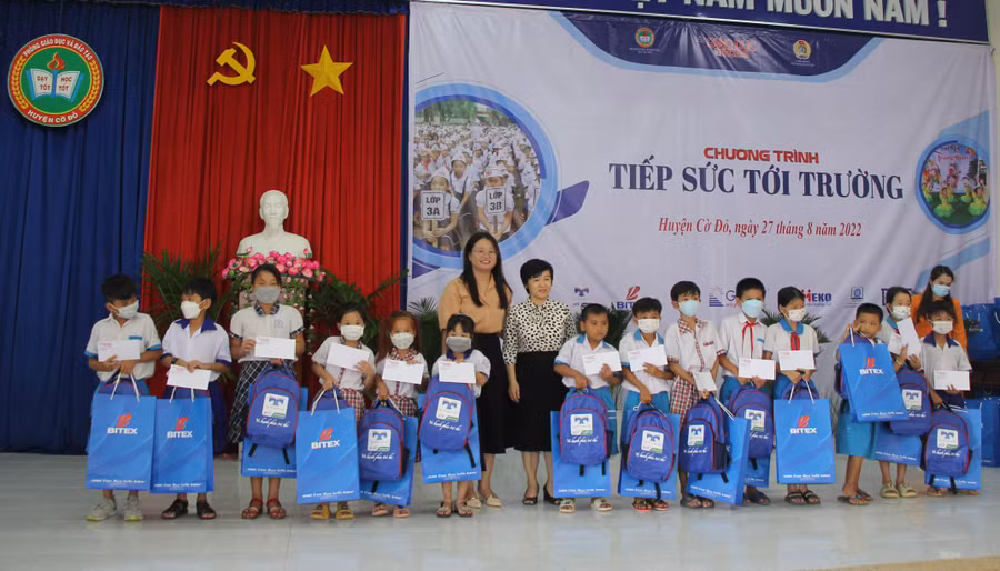 Nhà báo Nguyễn Thị Hương Giang, Phó Trưởng Cơ quan thường trú Báo GD&TĐ tại TP và bà Lê Thị Minh Trí đại diện Công ty Bảo mật Nam Trường Sơn trao quà cho các em học sinh. Nhà báo Nguyễn Thị Hương Giang, Phó Trưởng Cơ quan thường trú Báo GD&TĐ tại TP và bà Lê Thị Minh Trí đại diện Công ty Bảo mật Nam Trường Sơn trao quà cho các em học sinh.