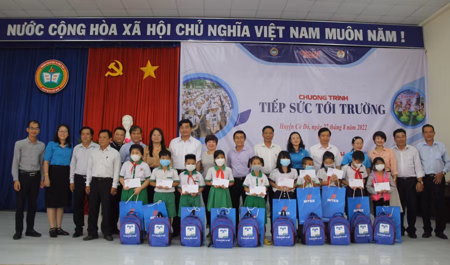 500 phần quà và hơn 100 suất học bổng đến với học sinh nghèo huyện Cờ Đỏ