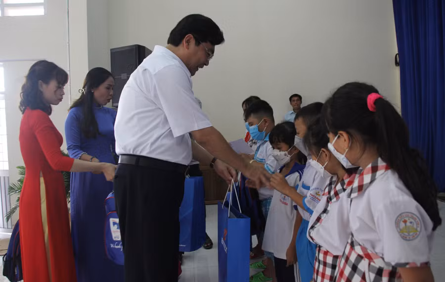 Ông Trần Thanh Bình trao học bổng và quà cho các em học sinh, Ông Trần Thanh Bình trao học bổng và quà cho các em học sinh,