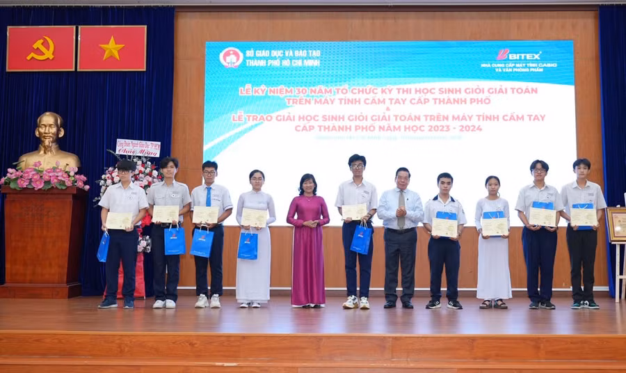 Trao giải cho các học sinh đạt giải Nhất.