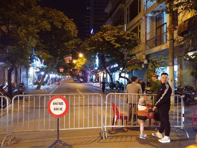 Lực lượng chức năng phong tỏa khu vực phát hiện bom.