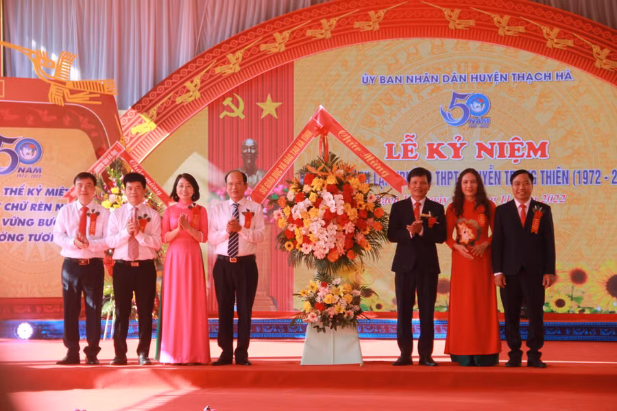 Nhân dịp này, lãnh đạo Sở GD&ĐT Hà Tĩnh đã trao bằng khen "Hoàn thành xuất sắc nhiệm vụ năm học 2021-2022" của Bộ GD&ĐT và tặng hoa cho trường THPT Nguyễn Trung Thiên. Nhân dịp này, lãnh đạo Sở GD&ĐT Hà Tĩnh đã trao bằng khen "Hoàn thành xuất sắc nhiệm vụ năm học 2021-2022" của Bộ GD&ĐT và tặng hoa cho trường THPT Nguyễn Trung Thiên.