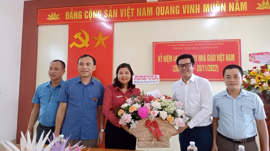 Văn phòng đại diện Báo GD&amp;TĐ khu vực MT-TN tặng hoa chúc mừng Phòng GD&amp;ĐT huyện Cẩm Xuyên và...