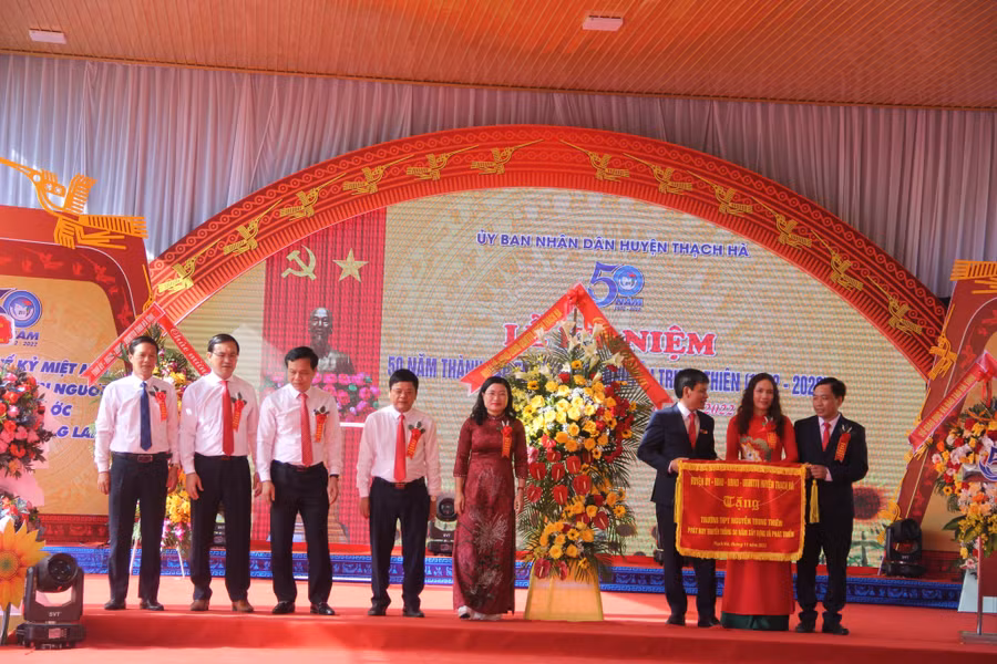 Lãnh đạo huyện Thạch Hà tặng hoa và bức trướng chúc mừng trường THPT Nguyễn Trung Thiên. Lãnh đạo huyện Thạch Hà tặng hoa và bức trướng chúc mừng trường THPT Nguyễn Trung Thiên.