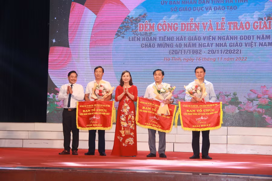 3 giải Nhất thuộc về phòng GD&ĐT Thạch Hà, Cẩm Xuyên và huyện Nghi Xuân. 3 giải Nhất thuộc về phòng GD&ĐT Thạch Hà, Cẩm Xuyên và huyện Nghi Xuân.