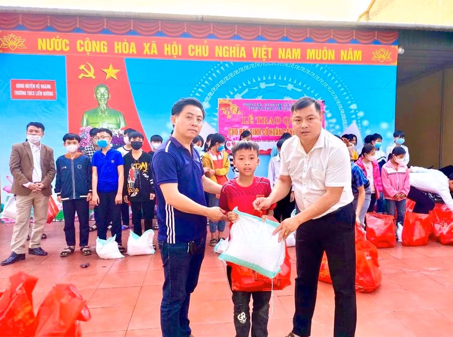 Ngoài công tác chuyên môn, thầy Nam còn là hạt nhân tích cực trong các phong trào thiện nguyện.