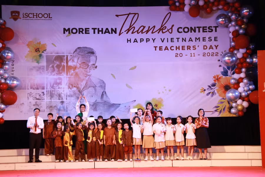 2 giải Nhì cho lớp 2A3 với tiết mục Hoạt cảnh Ký ức mùa thu và Nhạc kịch Revolting children and in this moment của lớp 4A5