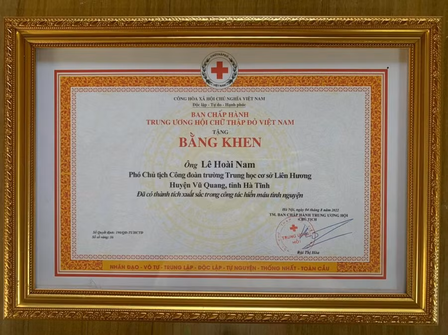 Thầy Nam vừa đón nhận Bằng khen TƯ Hội Chữ thập đỏ Việt Nam về thành tích hiến máu tình nguyện.
