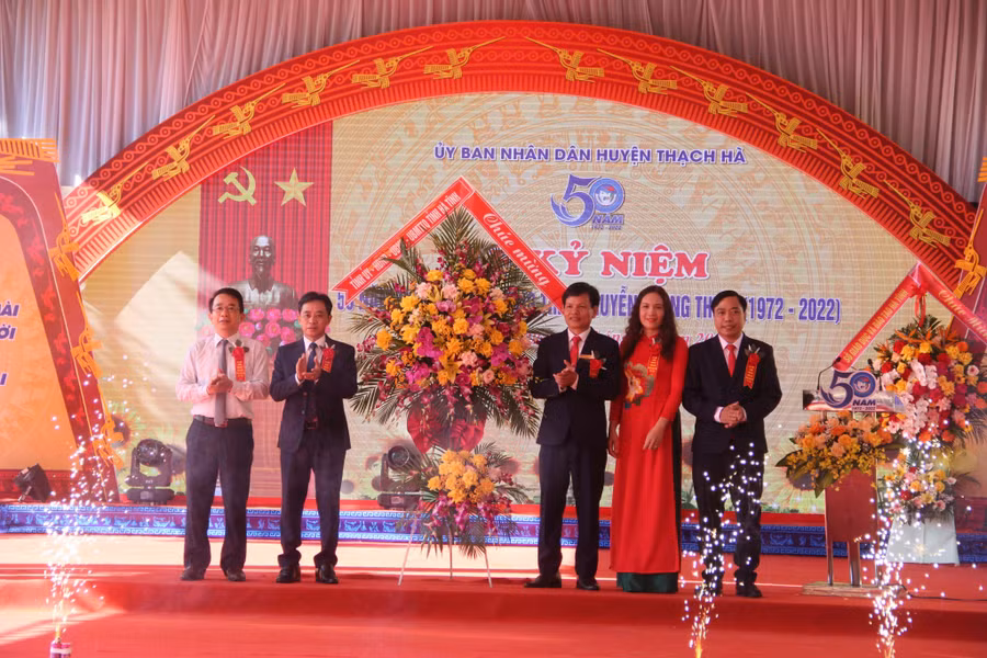 Lãnh đạo tỉnh Hà Tĩnh tặng hoa chúc mừng 50 thành lập trường THPT Nguyễn Trung Thiên. Lãnh đạo tỉnh Hà Tĩnh tặng hoa chúc mừng 50 thành lập trường THPT Nguyễn Trung Thiên.