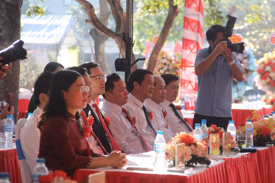 Các đại biểu tham dự lễ kỷ niệm 50 năm thành lập trường THPT Nguyễn Trung Thiên (Hà Tĩnh). Các đại biểu tham dự lễ kỷ niệm 50 năm thành lập trường THPT Nguyễn Trung Thiên (Hà Tĩnh).