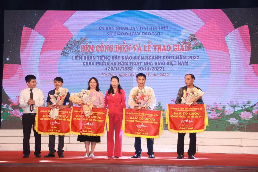 BTC trao giải Nhì và... BTC trao giải Nhì và...