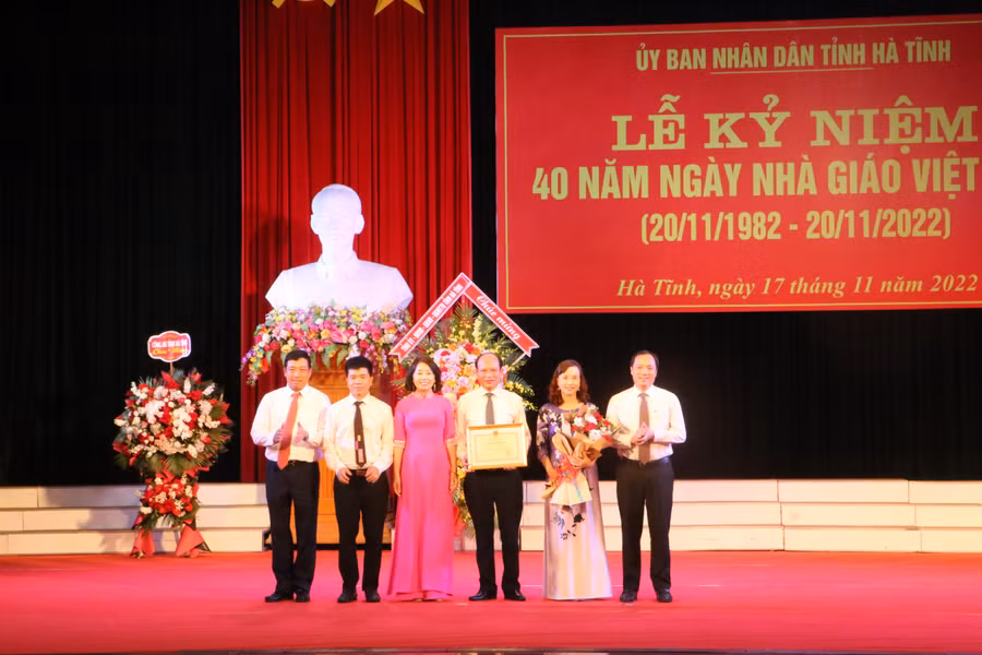 UBND tỉnh Hà Tĩnh trao Bằng khen Bộ GD&amp;ĐT cho ngành Giáo dục Hà Tĩnh.