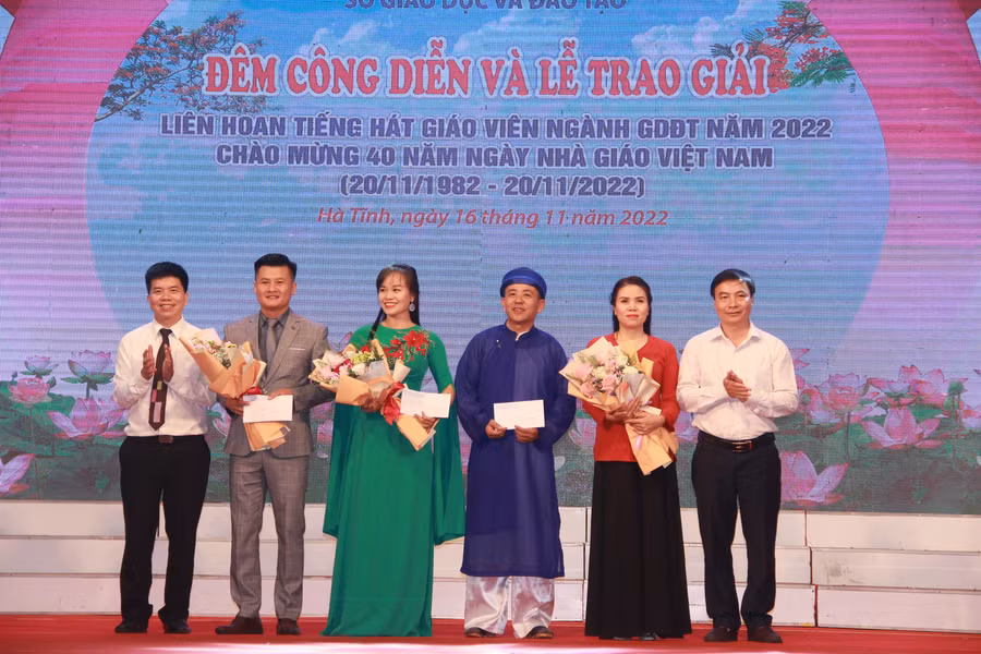 Ngoài ra, BTC cũng trao ba giải phụ gồm: giọng hát xuất sắc nhất, tiết mục dàn dựng công phu nhất và tiết mục dân ca hay nhất. Ngoài ra, BTC cũng trao ba giải phụ gồm: giọng hát xuất sắc nhất, tiết mục dàn dựng công phu nhất và tiết mục dân ca hay nhất.