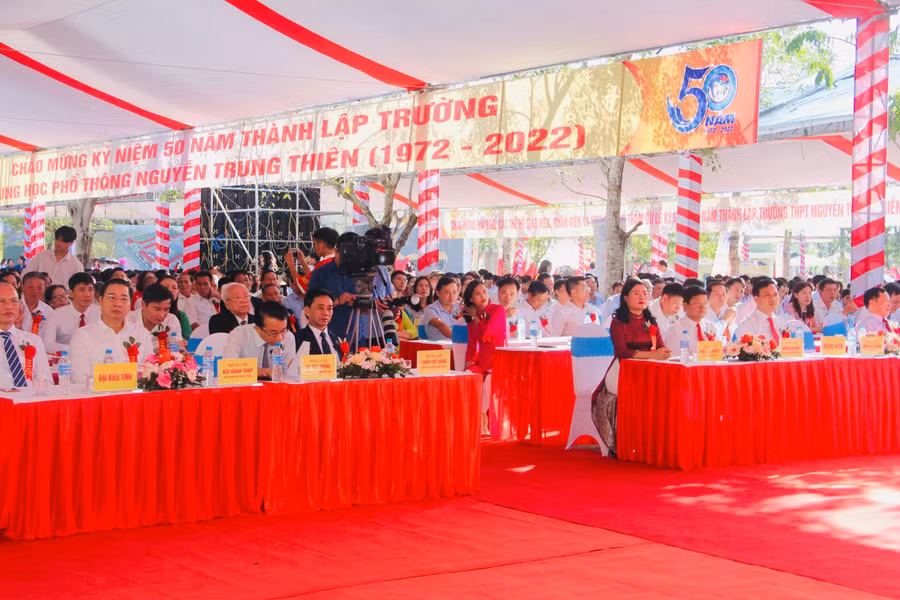 Toàn cảnh lễ kỷ niệm 50 năm thành lập trường THPT Nguyễn Trung Thiên.
