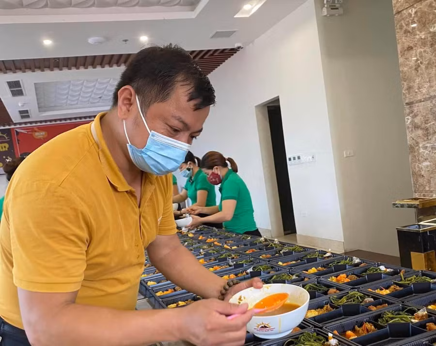 Tại đợt dịch Covid-19 năm 2021, thầy giáo Nam đã kêu gọi nhiều suất ăn ủng hộ cho các khu cách ly.