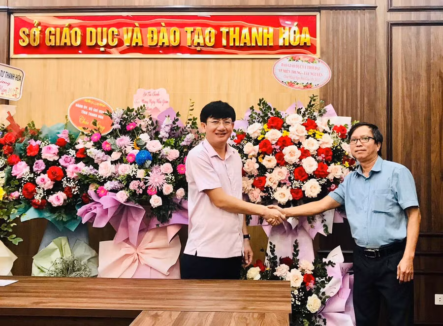 PV Báo GD&amp;TĐ khu vực MT-TN tặng hoa chúc mừng Sở GD&amp;ĐT Thanh Hoá.